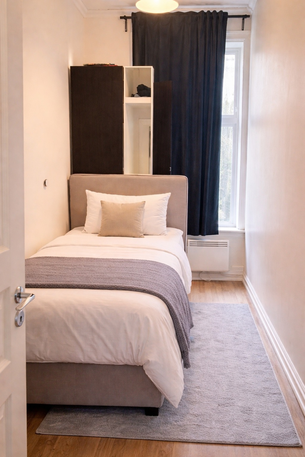 Rommet som leies ut på 7 kvm. Rommet har en liten hems med oppbevaringsplass i tilegg.